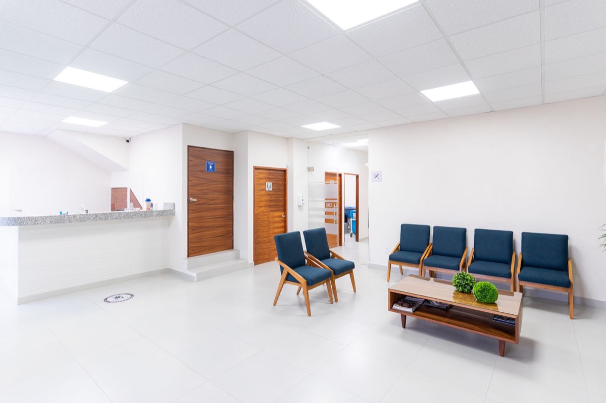 Sala de espera y recepción de una clínica