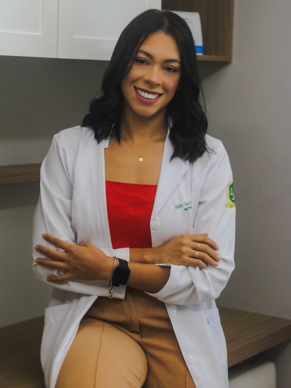 Doctora gestionando las citas de su consultorio con AgendaGo